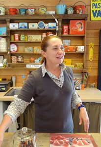 À Durbuy, la propriétaire de La Marotte, Carine Tihon, nous a proposé la dégustation de cuberdons, délicieuses friandises coniques parfois aussi appelées bonnets de curé. Photo ©Serge Abel-Normandin