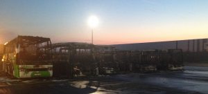 Les véhicules incendiés, hier matin, sur le parking de l'aéroport de Charleroi