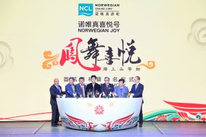 Les dirigeants de Norwegian Cruise Line Holdings, le parrain du Norwegian Joy, Wang Leehom et l’artiste ayant décoré la coque du navire, Tan Ping, se sont joint aux invités VIP pour le traditionnel lancé de bouteille de champagne pour baptiser officiellement le navire lors d'une cérémonie de gala qui s’est déroulé à bord du navire à Shanghai.
