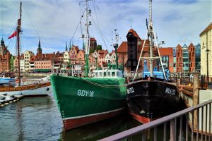 Gdansk, les quais le long de la Motlawa alignent harmonieusement des bâtiments historiques et d'autres plus modernes.