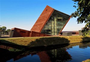 Gdansk, le musée de la Seconde Guerre mondiale évoque un obus planté dans le sol. C'est d'ailleurs sous terre que le bâtiment oblique présente ses 6800 m2 de collections.
