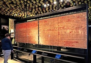 Dans le musée du Centre Européen de Solidarité se trouvent les panneaux de bois avec les 21 revendications des ouvriers de septembre 1980, écrites à la main et aujourd'hui inscrits par l"Unesco au registre Mémoire du Monde.