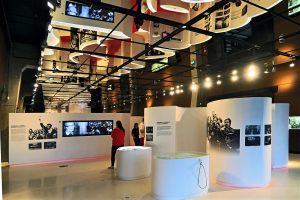 Gdansk, musée du Centre Européen de Solidarité, le plafond vitré d'une salle répète à l'infini les circonvolutions de ce long mouvement de Solidarnosc qui mena finalement à la victoire le syndicat symbolisé par Lech Walesa