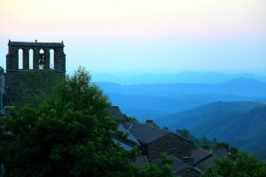 Aune naissante sur le village de Bonnevaux (Gard) ©Hervé Ducruet