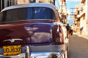 Vieille américaine dans les rues de de Santiago de Cuba ©Hervé Ducruet