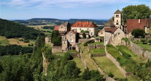 Le village de Château-Chalon est perché sur un escarpement d'où il domine toute la vallée.