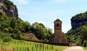 Baume-les-Messieurs nichée au coeur d'un cirque magnifique profite d'un cadre naturel exceptionnel et est classé parmi les beaux villages de France.