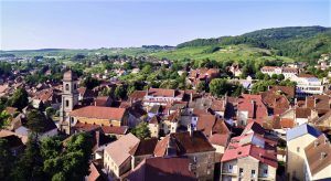 Il faut monter au balcon du clocher de l'église St-Just pour découvrir le panorama sur la cité d'Arbois et son vignoble.