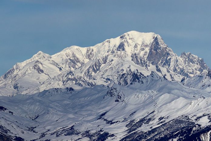 1200px-Mont_Blanc_depuis_Valmorel_2