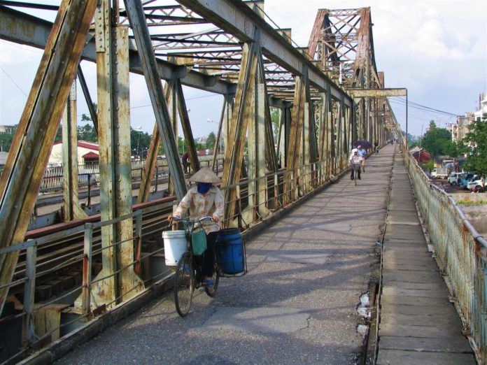 Le pont Long Biên, anciennement pont Paul-Doumer, sur le Fleuve Rouge à Hanoï, vestige de la période coloniale française en Indochine. ©Hervé Ducruet