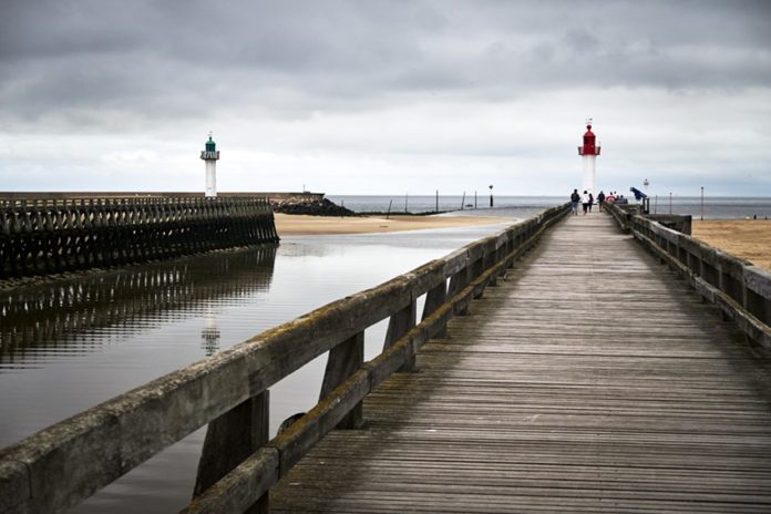 Piers at the exit to the harbour with the sea ; Trouville-sur-M